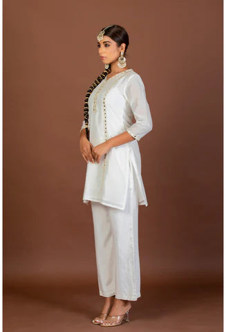 Paheli Kurti