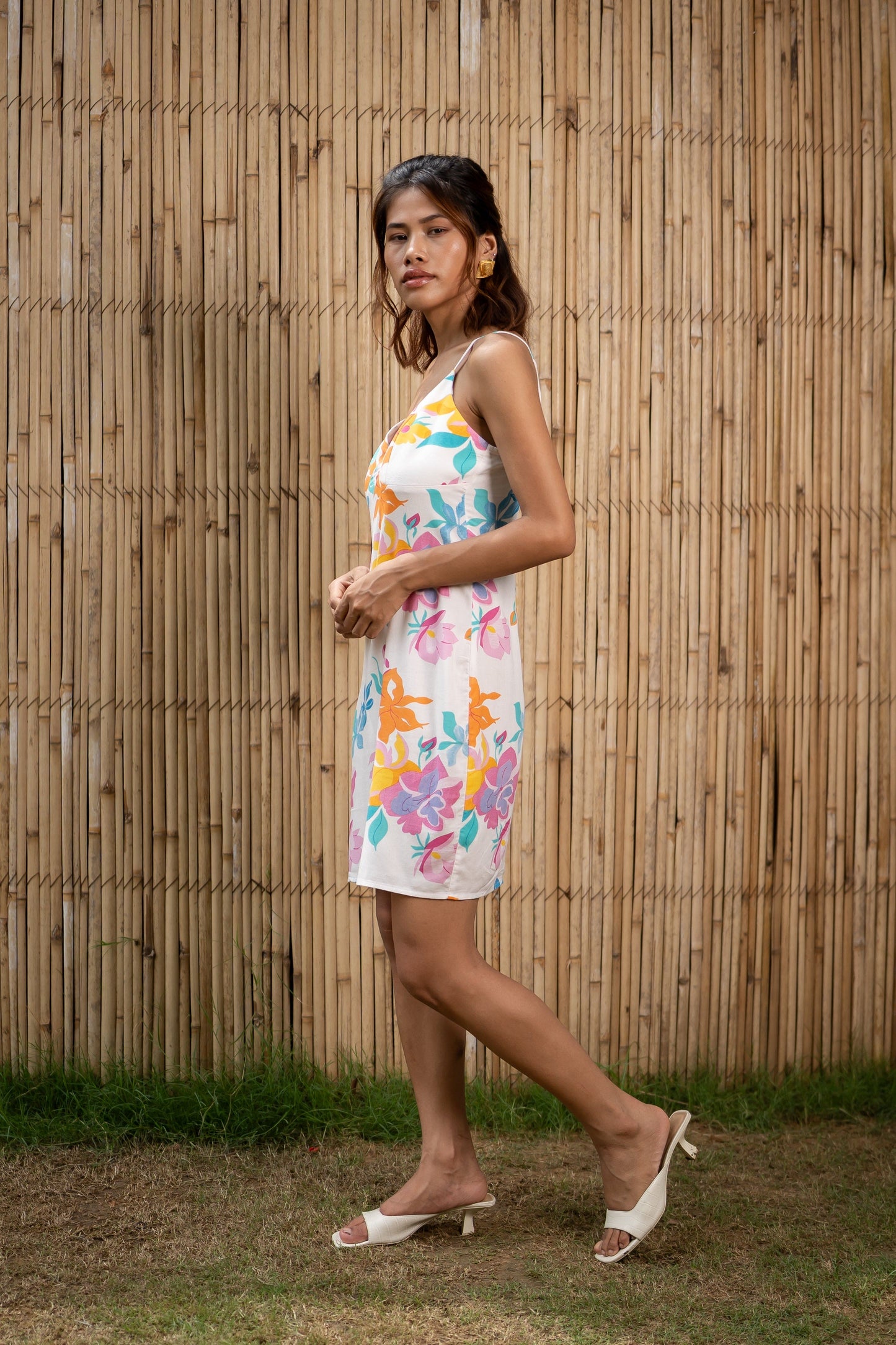 aloha chic dress - side pose