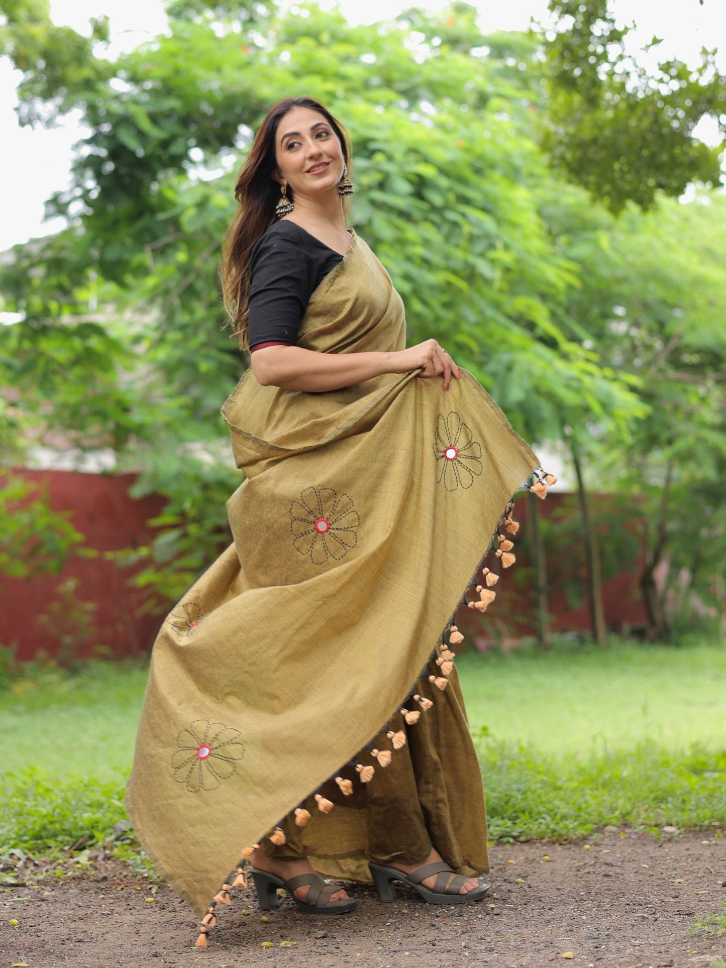 Kavita- Olive beige kanta work saree with blouse